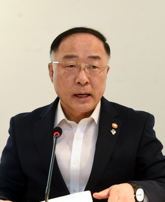 홍남기 부총리 겸 기획재정부 장관이 26일 한국관광공사 서울센터에서 열린 '제18차 경제활력대책회의'를 주재, 모두발언을 하고 있다.(사진=기획재정부)